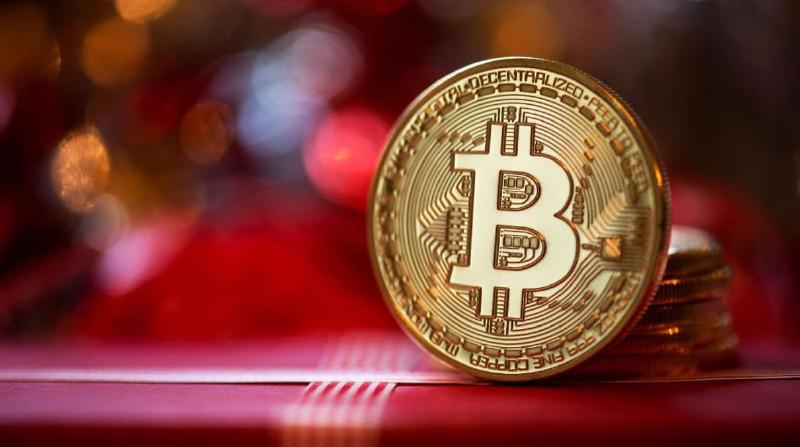 Een afbeelding van een bitcoin munt op een kerst cadeautje
