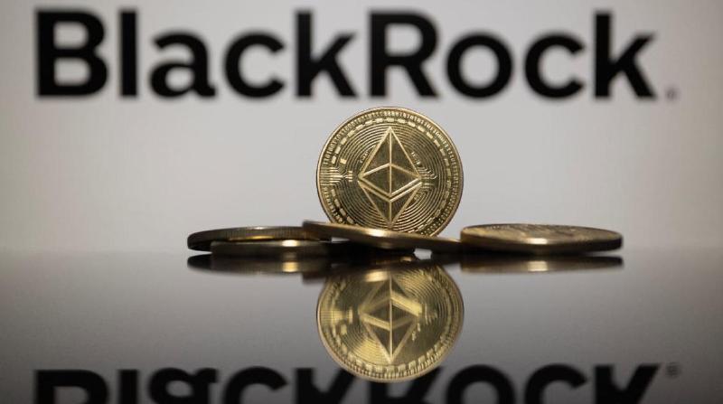 Gambar koin ethereum (ETH) di depan logo manajer aset BlackRock