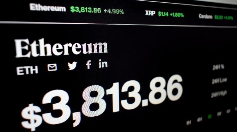 Een afbeelding van de cryptomunt ethereum, met een waarde van 3800 dollar en stijgende groene cijfers