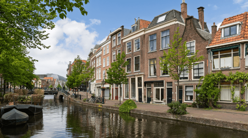 Woningen aan gracht in Leiden