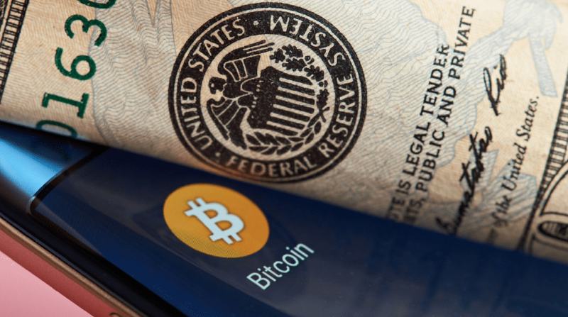 Bitcoin logo en Federal Reserve logo