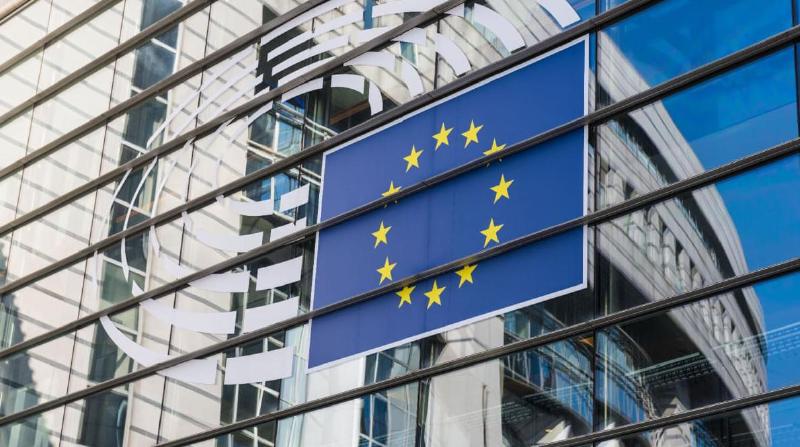 Bendera Uni Eropa berkibar di sebuah gedung di Brussels