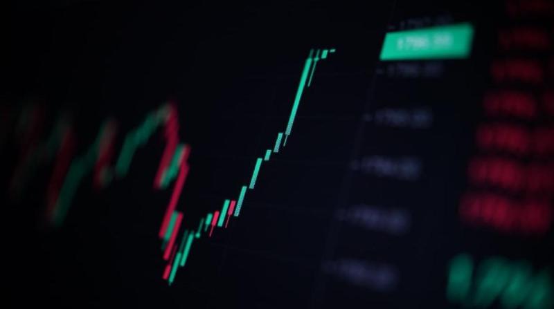 Een afbeelding met een groene, zeer snel stijgende candle chart van een crypto koers of aandelen koers