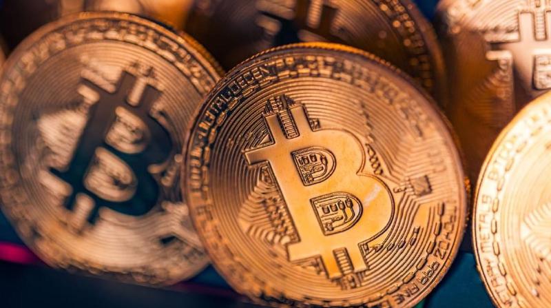 Verschillende gouden bitcoin (BTC) munten in een divers verlichte afbeelding