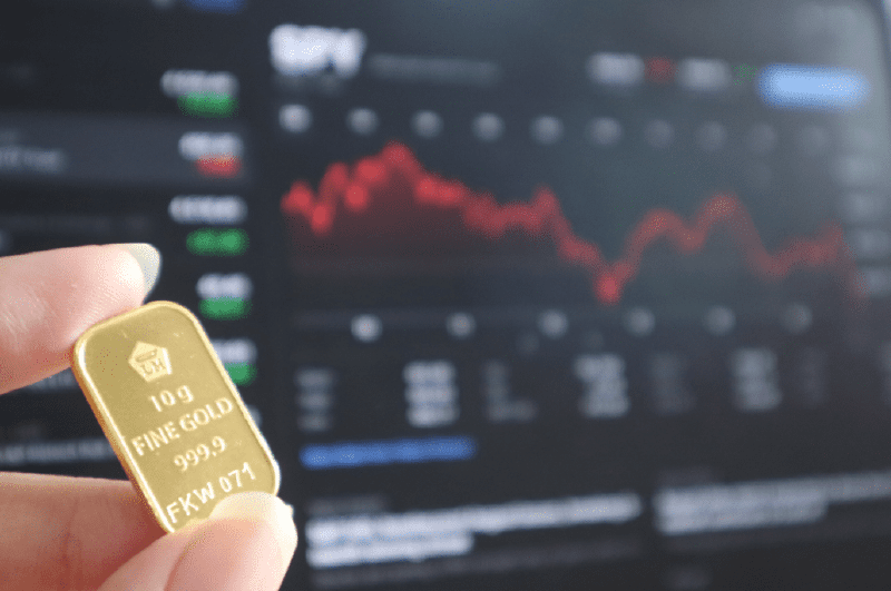 Ilustrasi diversifikasi dengan emas, kripto, dan perak