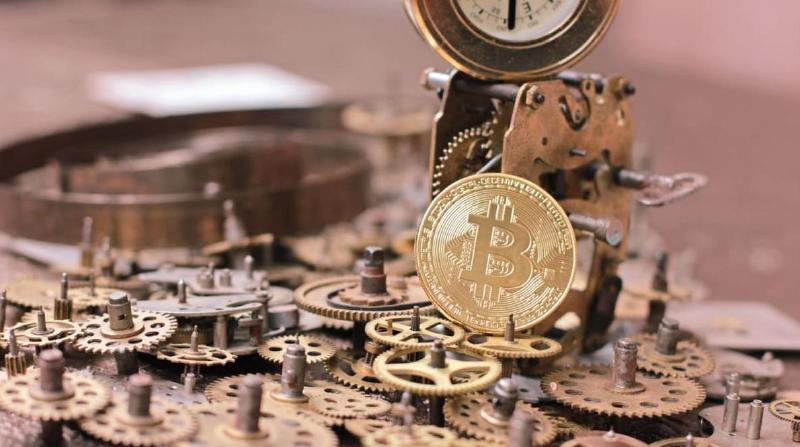 Gambar koin Bitcoin (BTC) di antara beberapa radar