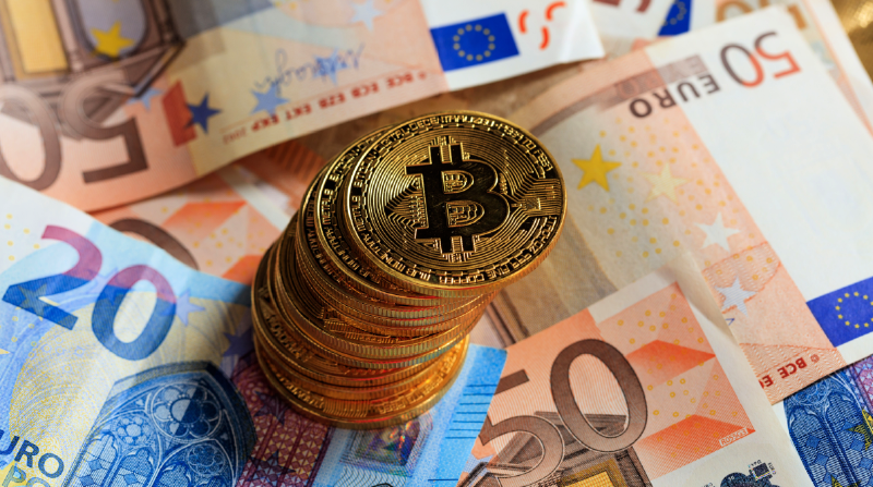 Afbeelding met euro biljetten en bitcoin munten