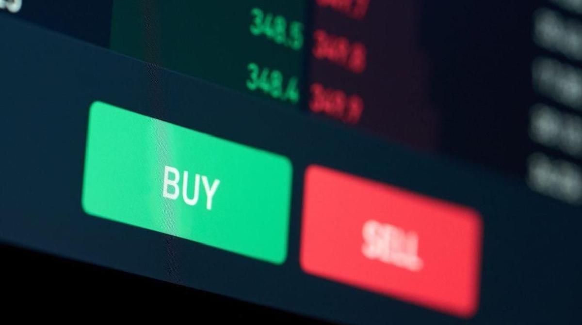 Featured image for Sementara Pasar Kripto Turun, Para Pemain Besar Borong Koin Tak Terduga Ini