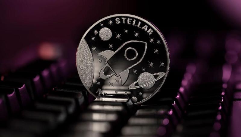 Een afbeelding van de cryptomunt Stellar (XLM) bij een computer