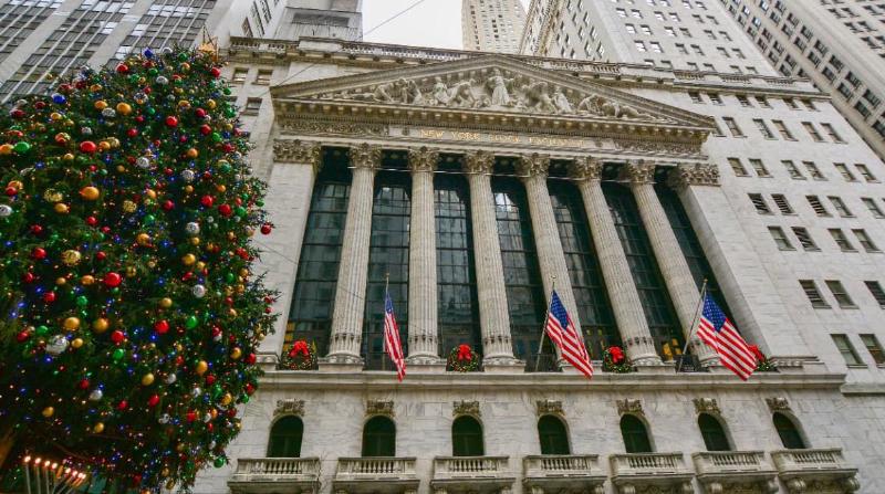 Gambar pohon Natal di samping New York Stock Exchange