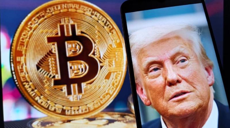 De Amerikaanse president Donald Trump met een bitcoin munt
