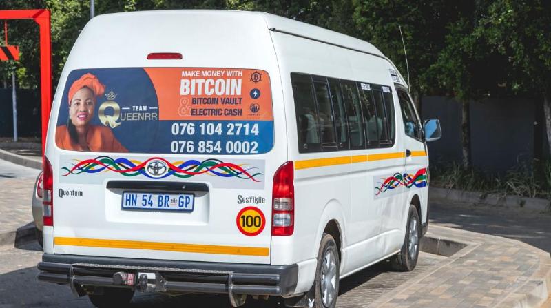 Gambar sebuah van di Afrika Selatan dengan iklan bitcoin