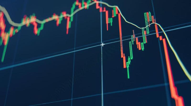 Grafik lilin (candle chart) menunjukkan harga yang anjul tajam