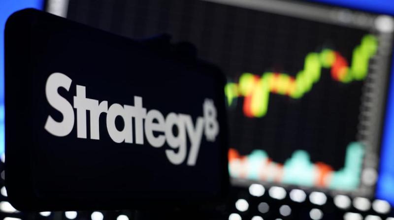 Gambar perusahaan bitcoin Strategy milik Michael Saylor dengan latar belakang harga yang naik